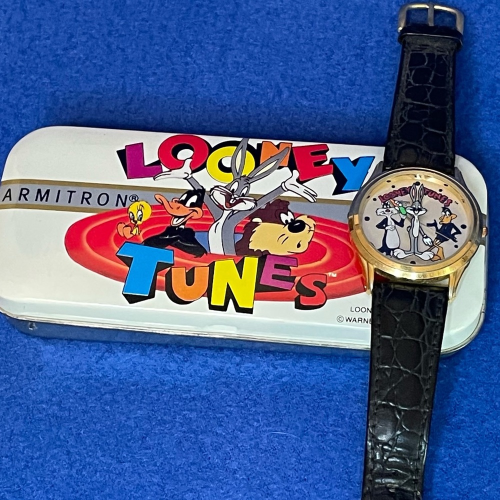 🐰 Vintage Looney Tunes Character Watch. Bugs Bunny is Center Front. Rare Find🐰